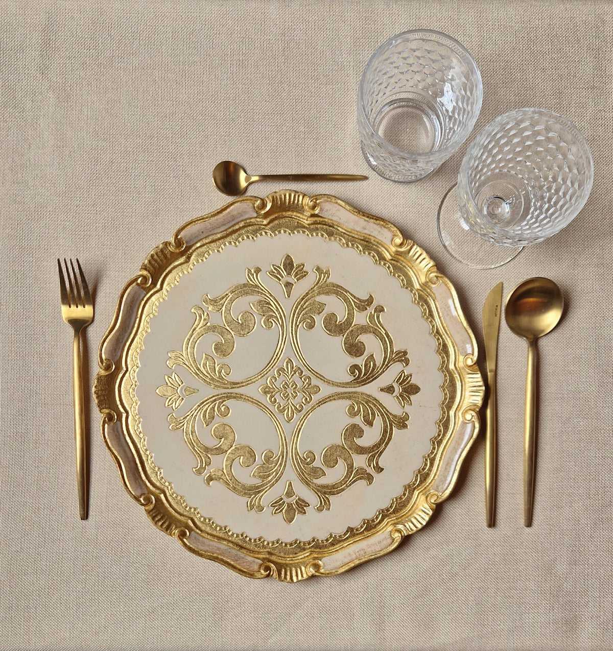 Set of Florentine wooden underplates, handmade and hand-painted wooden placemats, available in various colors, 33 cm diameter, 13 inches