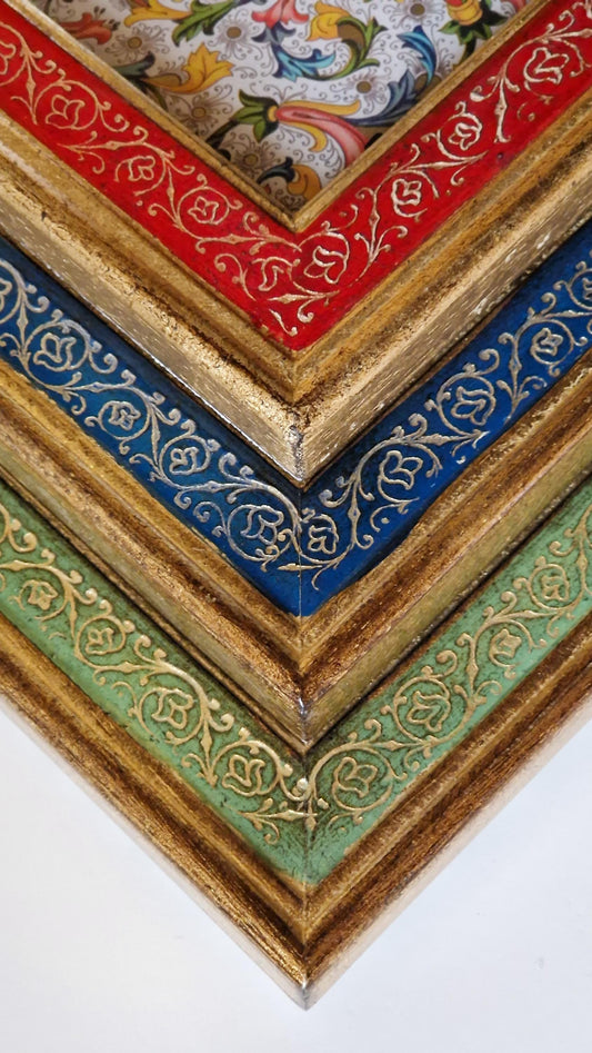 Portafoto in legno realizzato e decorato a mano, cornice per foto da tavolo disponibile in varie misure e colori